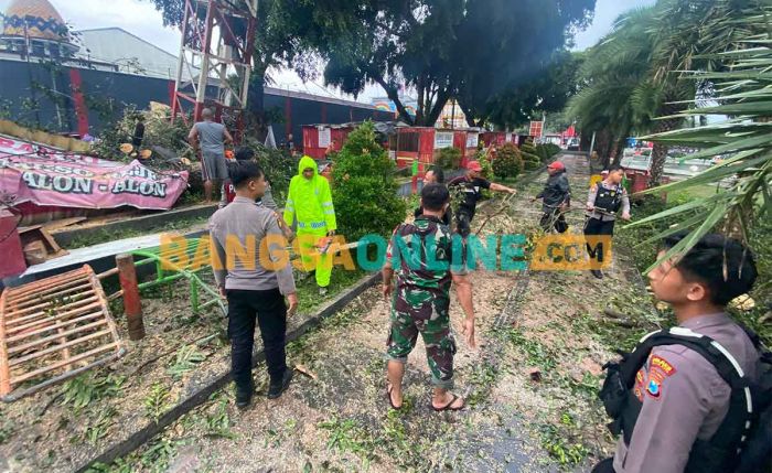 Hujan Disertai Angin Robohkan Pohon Beringin di Alun-Alun Kota Blitar