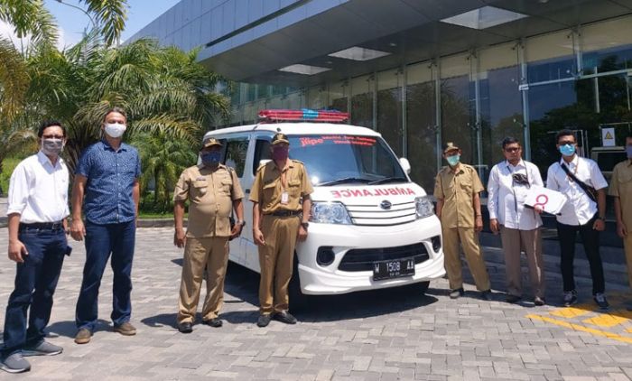 JIIPE Serahkan Bantuan Mobil Ambulans ke Desa Manyarejo JIIPE Serahkan Bantuan Mobil Ambulans ke Desa Manyarejo