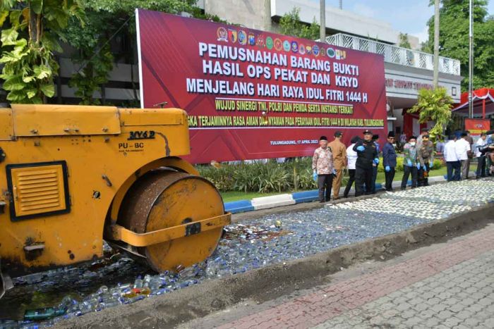 Jelang Lebaran, Ribuan Botol Miras di Tulungagung Dimusnahkan Polisi