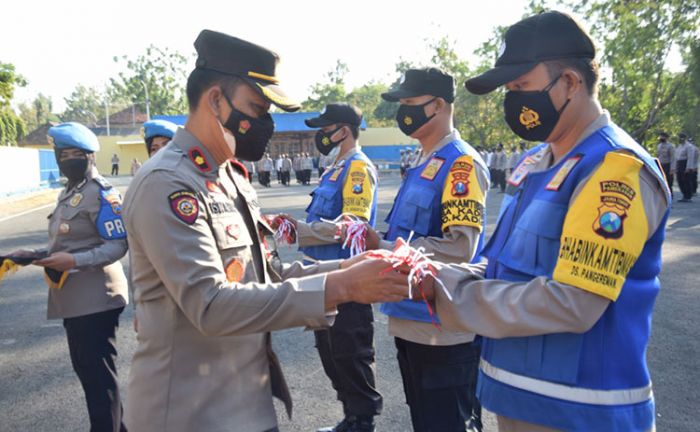 Sambut HUT Ke-76 RI, Polres Pamekasan Gelar Apel Gerakan Serentak Polda Jatim Bagikan 76.000 Bendera Sambut HUT Ke-76 RI, Polres Pamekasan Gelar Apel Gerakan Serentak Polda Jatim Bagikan 76.000 Bendera