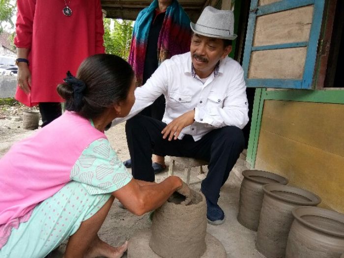 Sapa Warga Desa Tondowulan, Gus Syaf Kunjungi Perajin 