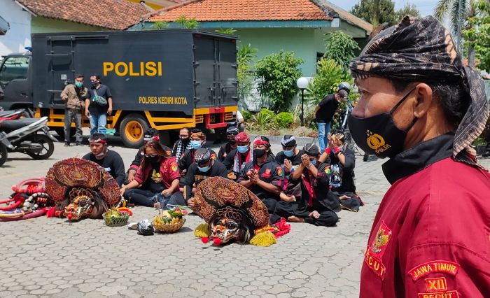 Buntut Pembubaran Pentas, Aliansi Seniman Jaranan Kota Kediri Gelar Aksi Demo Makan Paku