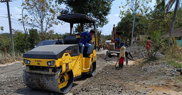 Dinas PU Bina Marga Kabupaten Malang Lakukan Pemeliharaan Rutin Jalan ke Pantai Balekambang Dinas PU Bina Marga Kabupaten Malang Lakukan Pemeliharaan Rutin Jalan ke Pantai Balekambang