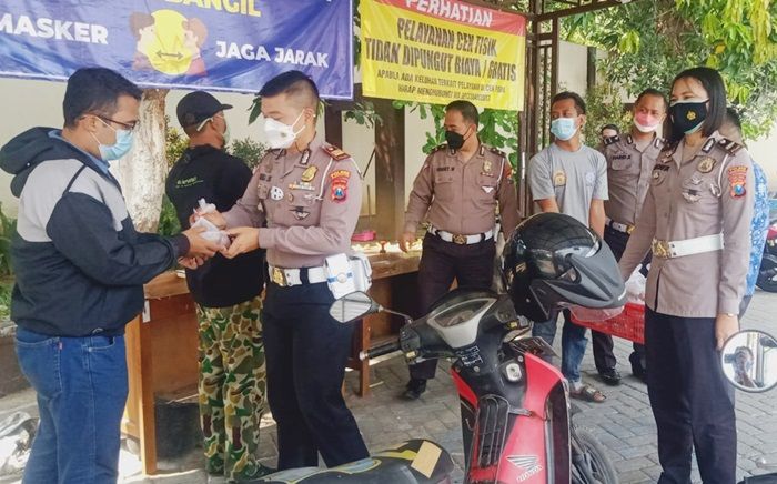 HUT ke-76 RI, Satlantas Polres Pasuruan Bagikan Bubur Kacang Ijo dan Hadiah bagi Wajib Pajak