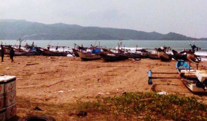 Banyak Kapal Nelayan Bersandar di Kawasan Pantai Teleng Ria, Bikin Kotor dan Kumuh Banyak Kapal Nelayan Bersandar di Kawasan Pantai Teleng Ria, Bikin Kotor dan Kumuh