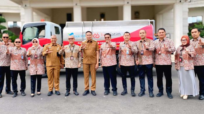 Bank Jatim Serahkan Truk Tangki CSR ke Perumda Tugu Tirta