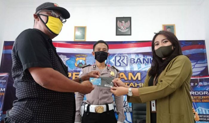 Ikut Terdampak Covid-19, Sopir Angkot di Jombang Dapat Bantuan Dana dari Polri Ikut Terdampak Covid-19, Sopir Angkot di Jombang Dapat Bantuan Dana dari Polri