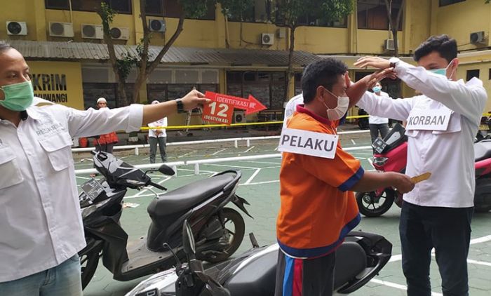 Rekonstruksi Pembunuhan Tetangga Sendiri di Wongsorejo Banyuwangi, Pelaku Peragakan 19 Adegan Rekonstruksi Pembunuhan Tetangga Sendiri di Wongsorejo Banyuwangi, Pelaku Peragakan 19 Adegan