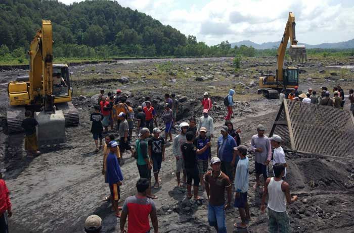 Penambang Tradisional di Jugosari Usir Alat Berat Milik PT. LJS Penambang Tradisional di Jugosari Usir Alat Berat Milik PT. LJS