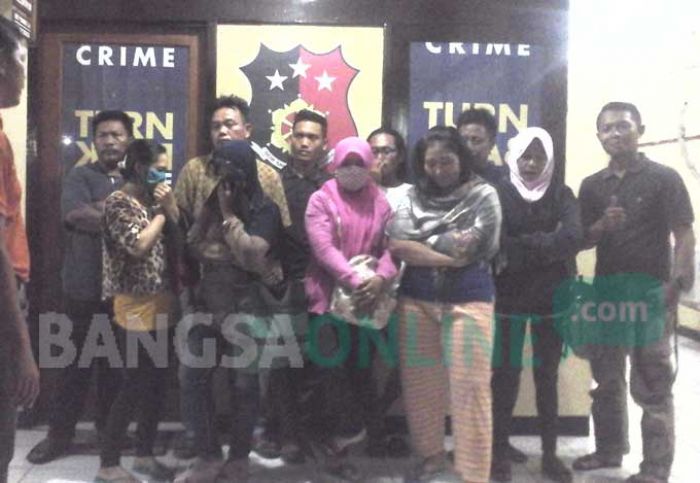 Razia Hotel Melati, Petugas Gabungan di Ngawi Ciduk 5 Pasangan Mesum Razia Hotel Melati, Petugas Gabungan di Ngawi Ciduk 5 Pasangan Mesum