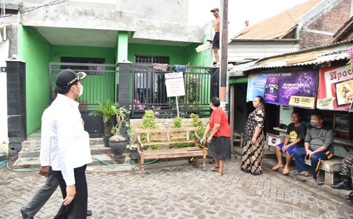 Wabup Subandi Tinjau Rumah Warga di Sedati yang Diterjang Puting Beliung