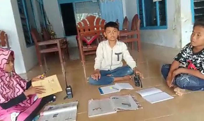 Sulit Jaringan Internet, Santri Madrasah Manfaatkan Frekuensi HT RAPI Pamekasan untuk Belajar Daring Sulit Jaringan Internet, Santri Madrasah Manfaatkan Frekuensi HT RAPI Pamekasan untuk Belajar Daring