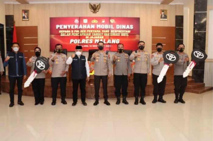 Tuntas Laksanakan Vaksinasi, Bupati Malang Berikan Hadiah Mobil untuk 5 Polsek