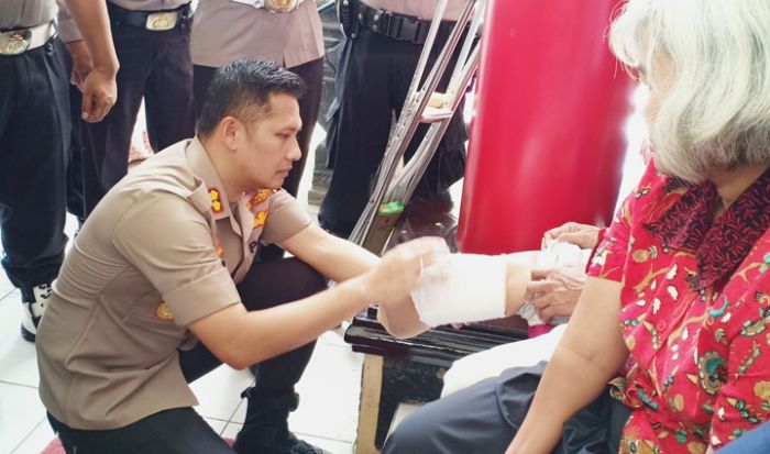 Polres Blitar Beri Bantuan Kaki Palsu Bagi Penyandang Disabilitas