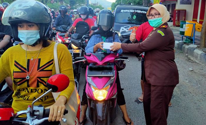 Berbagi dengan Sesama, Kejaksaan Negeri Trenggalek Bagi-Bagi Takjil kepada Pengguna Jalan Berbagi dengan Sesama, Kejaksaan Negeri Trenggalek Bagi-Bagi Takjil kepada Pengguna Jalan