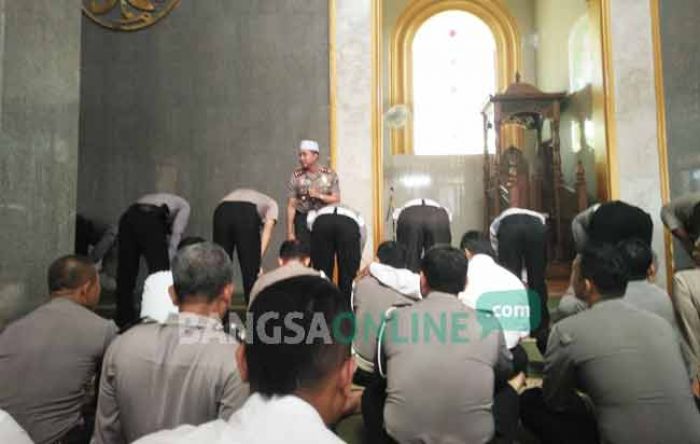 Subhanallah, Kapolres Bojonegoro Ajari Anggota Salat yang Baik dan Benar Subhanallah, Kapolres Bojonegoro Ajari Anggota Salat yang Baik dan Benar
