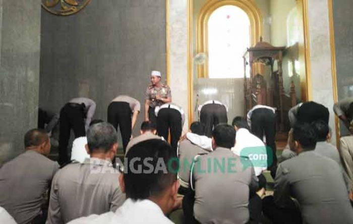 Subhanallah, Kapolres Bojonegoro Ajari Anggota Salat yang Baik dan Benar