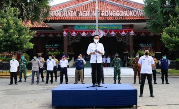 Gelar Apel Pemindahan Isoman ke Isoter, Bupati Pamekasan Minta Dukungan Seluruh Lapisan Masyarakat Gelar Apel Pemindahan Isoman ke Isoter, Bupati Pamekasan Minta Dukungan Seluruh Lapisan Masyarakat