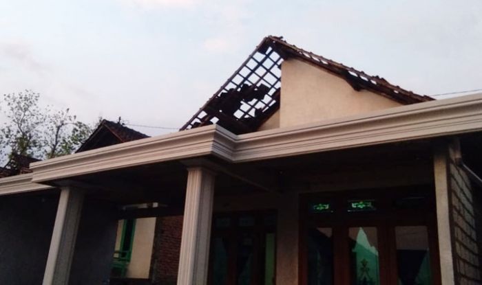 Angin Puting Beliung Robohkan Sejumlah Rumah di Lamongan Angin Puting Beliung Robohkan Sejumlah Rumah di Lamongan