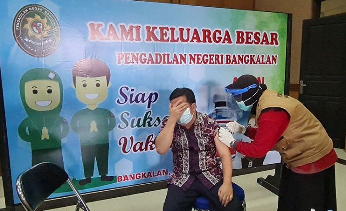 Hakim dan Pegawai PN Bangkalan Jalani Vaksinasi Covid-19 Hakim dan Pegawai PN Bangkalan Jalani Vaksinasi Covid-19