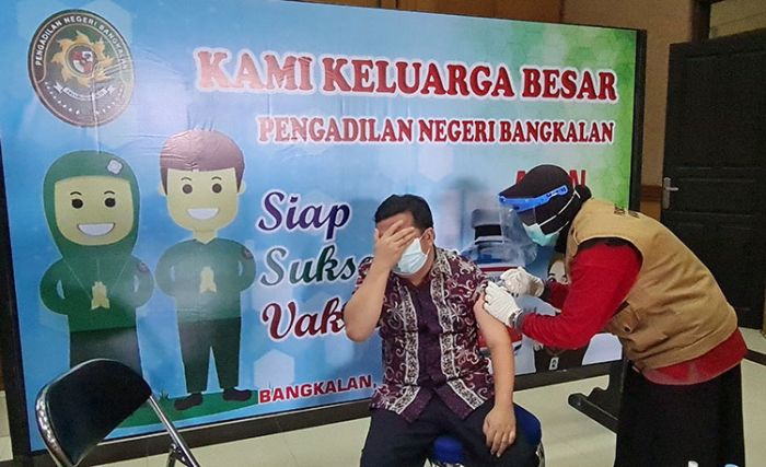 Hakim dan Pegawai PN Bangkalan Jalani Vaksinasi Covid-19