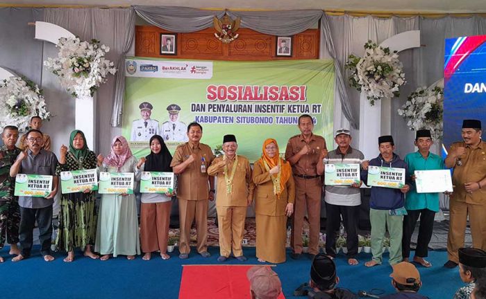 Bupati Situbondo Salurkan Insentif untuk 128 Ketua RT se-Mlandingan, Tahun Depan Giliran Ketua RW Bupati Situbondo Salurkan Insentif untuk 128 Ketua RT se-Mlandingan, Tahun Depan Giliran Ketua RW