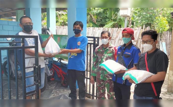 Meski Hari Libur, Pemkot Kediri Tetap Bagikan Bantuan Sembako untuk Warga yang Isolasi Meski Hari Libur, Pemkot Kediri Tetap Bagikan Bantuan Sembako untuk Warga yang Isolasi