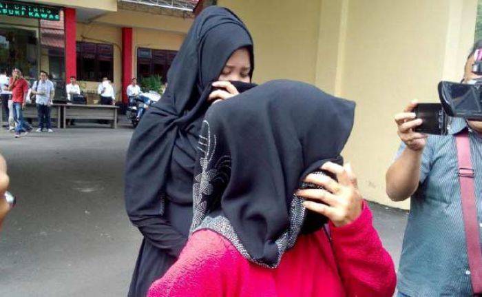 Istri-istri Dimas Kanjeng Mulai Diperiksa Penyidik Istri-istri Dimas Kanjeng Mulai Diperiksa Penyidik