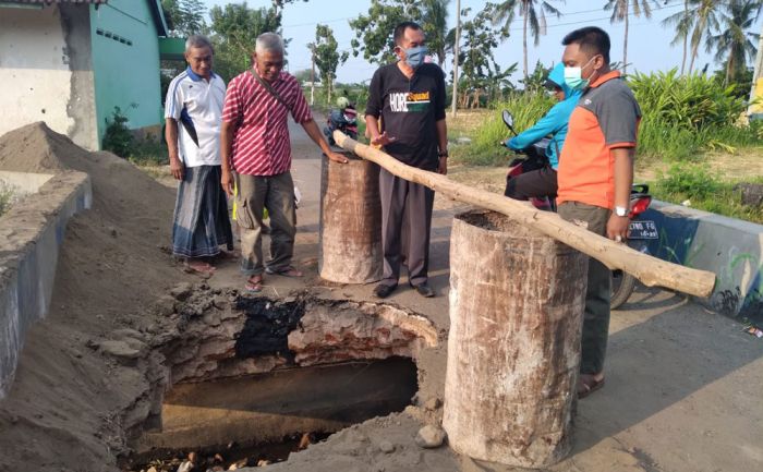 Sering Dilalui Dump Truck Pengangkut Tanah Uruk, Jembatan Penghubung Antar Dusun di Situbondo Ambrol Sering Dilalui Dump Truck Pengangkut Tanah Uruk, Jembatan Penghubung Antar Dusun di Situbondo Ambrol