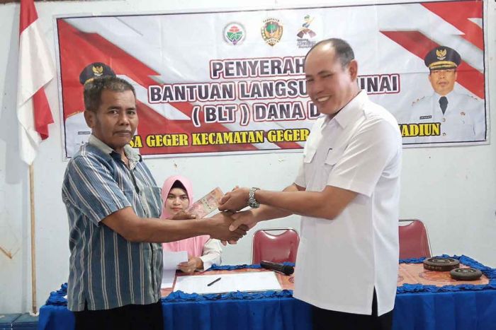Desa Geger Salurkan BLT DD ke Warganya, Kades: Manfaatkan Bantuan ini Untuk Kebutuhan Pokok Desa Geger Salurkan BLT DD ke Warganya, Kades: Manfaatkan Bantuan ini Untuk Kebutuhan Pokok