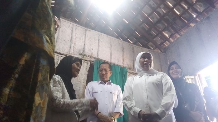Diresmikan Khofifah, Nenek Lami Sumringah dapat Aliran Listrik Gratis Diresmikan Khofifah, Nenek Lami Sumringah dapat Aliran Listrik Gratis
