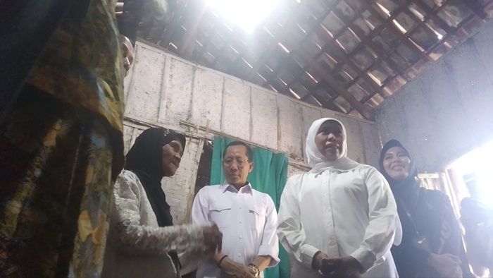 Diresmikan Khofifah, Nenek Lami Sumringah dapat Aliran Listrik Gratis