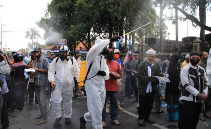 Kawal Demo Tuntut Hak Menyatakan Pendapat, Polisi Siapkan 420 Liter Disinfektan dan 35 Alat Semprot Kawal Demo Tuntut Hak Menyatakan Pendapat, Polisi Siapkan 420 Liter Disinfektan dan 35 Alat Semprot