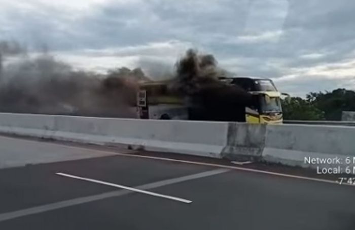 Bus Pariwisata Ludes Terbakar di Tol Pandaan-Malang Bus Pariwisata Ludes Terbakar di Tol Pandaan-Malang