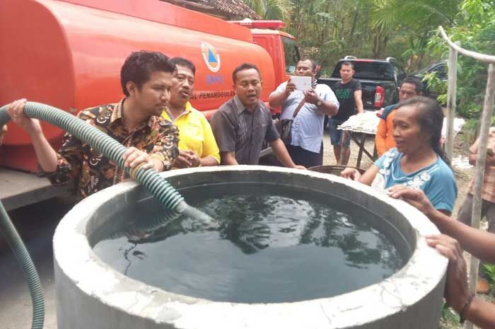 Distribusikan Air, Bupati Emil Kaget, Tandon Warga Berasal dari Drum Aspal dan Berkarat Distribusikan Air, Bupati Emil Kaget, Tandon Warga Berasal dari Drum Aspal dan Berkarat