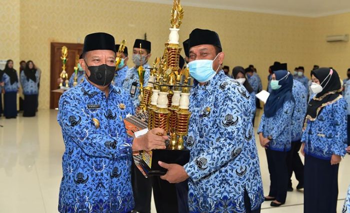 Peringati HUT Korpri ke-49, Bupati Fadeli Berikan Penghargaan Kepada Pejuang Covid-19 Peringati HUT Korpri ke-49, Bupati Fadeli Berikan Penghargaan Kepada Pejuang Covid-19