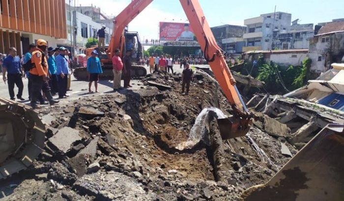 Tangani Ruko Jompo Ambruk, Dua Eskavator Dikerahkan Pemkab Jember