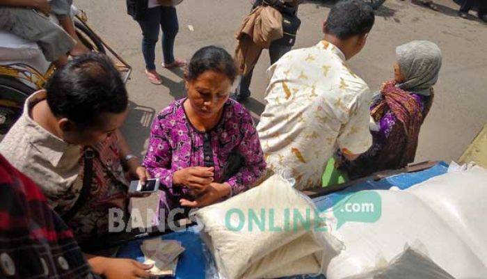 Stabilkan Harga Beras Pasaran, Bulog Tuban Gelar Operasi Pasar Stabilkan Harga Beras Pasaran, Bulog Tuban Gelar Operasi Pasar