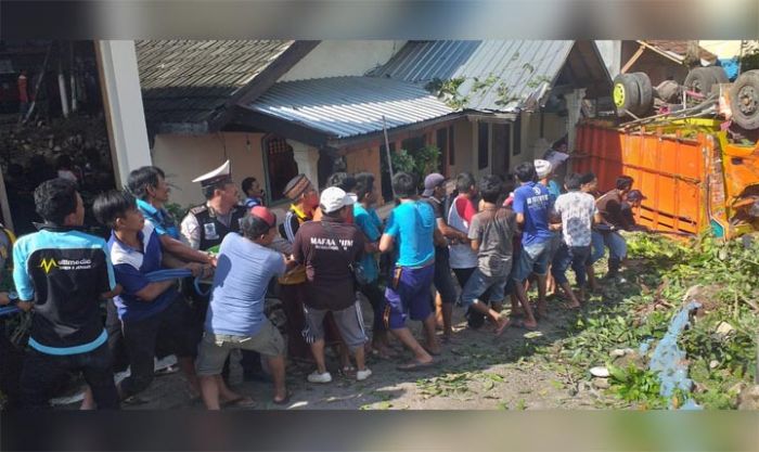 Sopir Ngantuk, Truk Seruduk Rumah di Jember Hingga Terguling