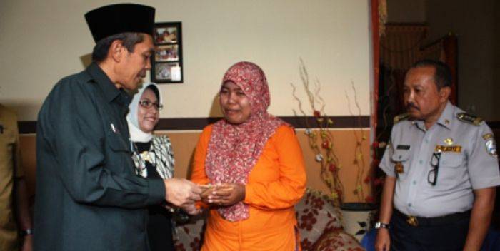 Hari Pers Nasional, Bupati Sampang Santuni Wartawan RSS yang Menderita Kebutaan