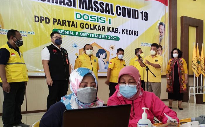 Hadiri Vaksinasi yang Digelar Golkar, Bupati Kediri: Kita Jangan Sampai Lengah