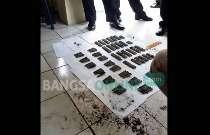 Tukang Gali di Kota Blitar Temukan Ratusan Amunisi Aktif