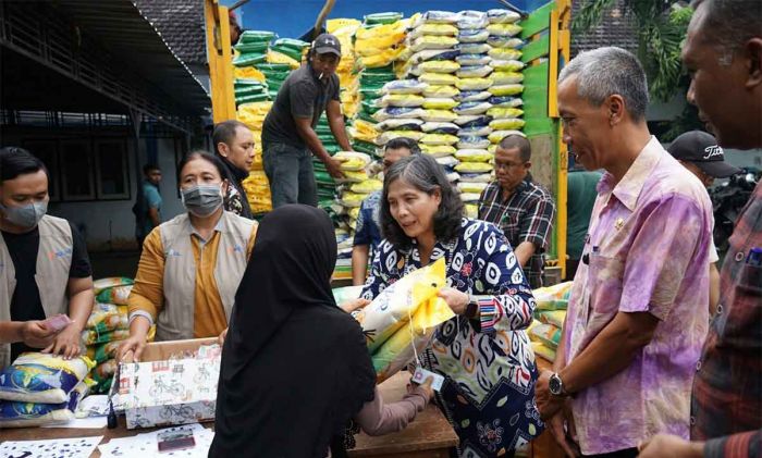 Operasi Pasar Beras di Banjarmlati, Pj Wali Kota Kediri Ikut Layani Masyarakat
