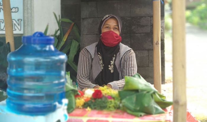 Penjual Bunga Tabur di Pacitan Tak Terpengaruh Covid-19 Penjual Bunga Tabur di Pacitan Tak Terpengaruh Covid-19