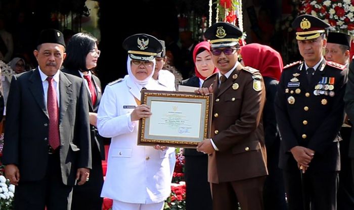 13 Jajaran Kejati Jatim Terima Penghargaan dari Pemkot Surabaya 13 Jajaran Kejati Jatim Terima Penghargaan dari Pemkot Surabaya