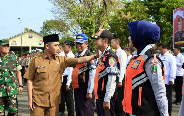 Wakil Wali Kota Pasuruan Sampaikan Amanat Kapolri saat Pimpin Apel Gelar Pasukan Ketupat 2023 Wakil Wali Kota Pasuruan Sampaikan Amanat Kapolri saat Pimpin Apel Gelar Pasukan Ketupat 2023