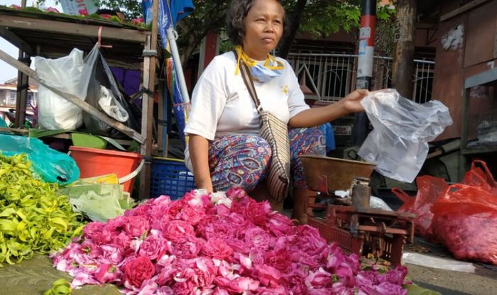 Masyarakat Diimbau Tak Ziarah Kubur Jelang Ramadan, Penjual Bunga di Blitar Keluhkan Sepi Pembeli Masyarakat Diimbau Tak Ziarah Kubur Jelang Ramadan, Penjual Bunga di Blitar Keluhkan Sepi Pembeli