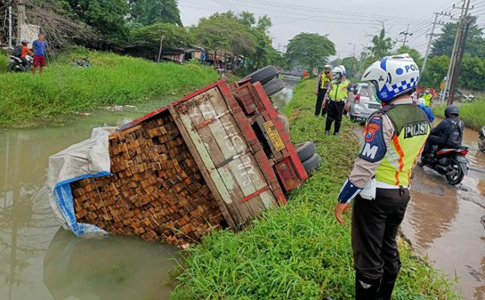 Truk Muat Kayu Terguling ke Sungai Raya Gedangan Sidoarjo