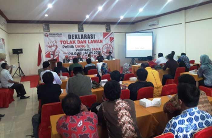 Tolak Politik Uang dan SARA, Panwaslu Situbondo Deklarasi Demi Pemilu Integritas Tolak Politik Uang dan SARA, Panwaslu Situbondo Deklarasi Demi Pemilu Integritas