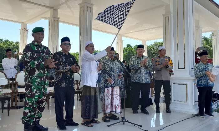 Bung Karna Lepas 863 CJH dengan 21 Bus, Minta Doa untuk Situbondo Maju Bung Karna Lepas 863 CJH dengan 21 Bus, Minta Doa untuk Situbondo Maju